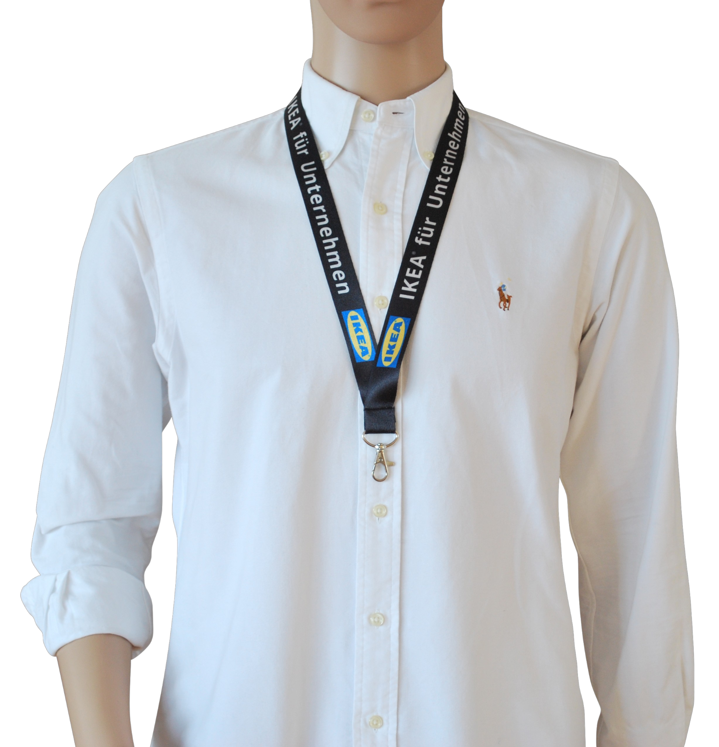 Ein Hemd mit langen Ärmel und einem Lanyard mit dem Schriftzug „IKEA für Unternehmen“. Hintergrund ist schwarz.