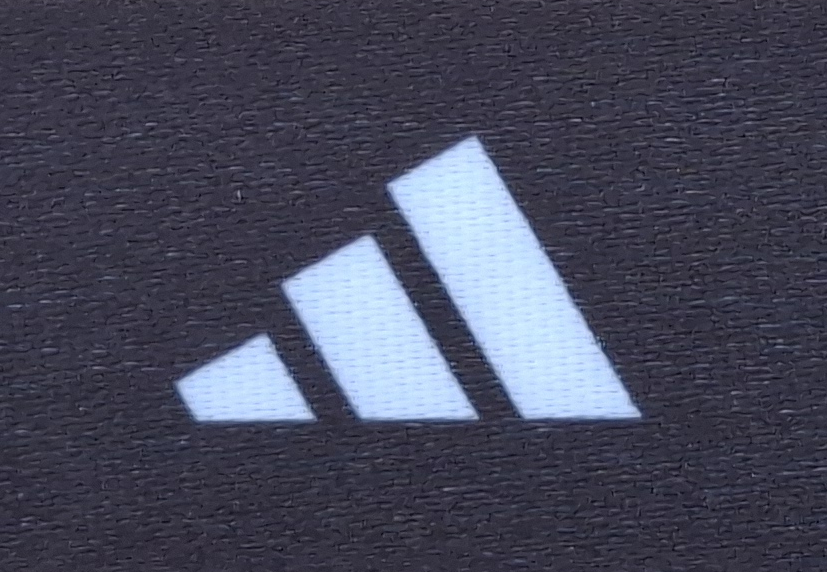 Logo von Adidas mit drei parallelen Streifen auf schwarzem Hintergrund.