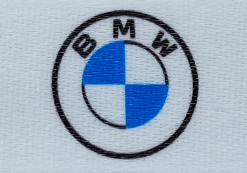Logo der Automarke BMW mit blauen und weißen Farbfeldern in einem runden, schwarzen Rahmen.