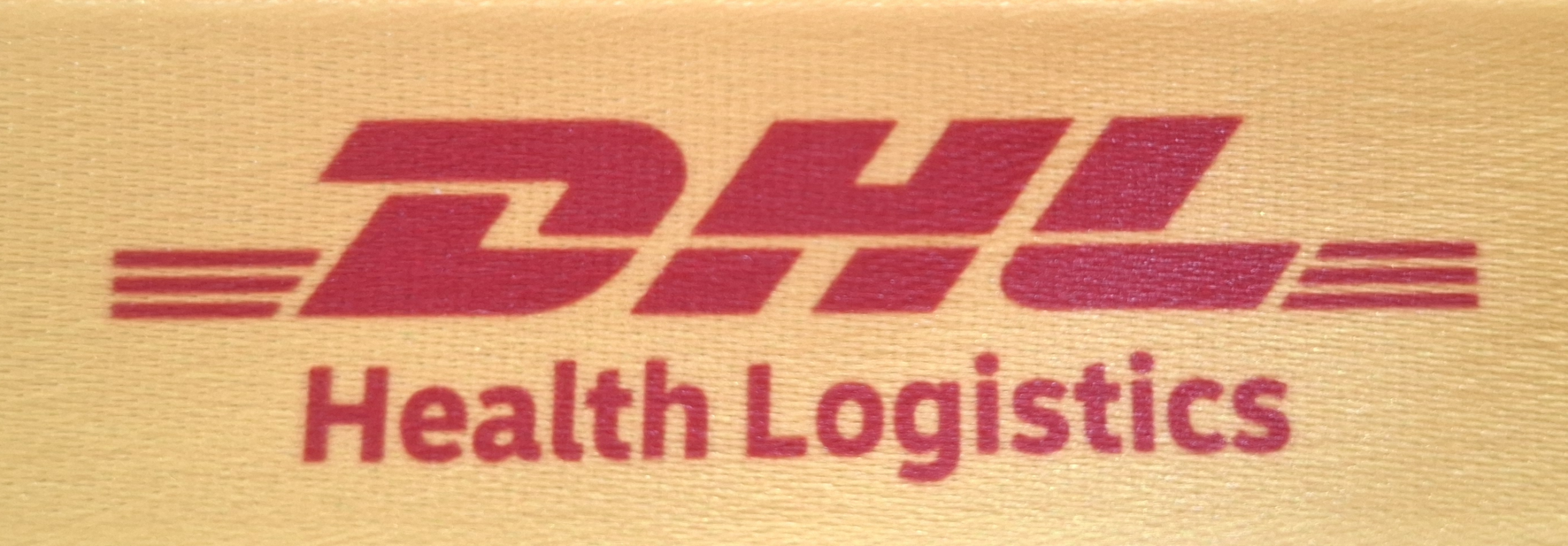 Logo von DHL Health Logistics auf gelbem Hintergrund.