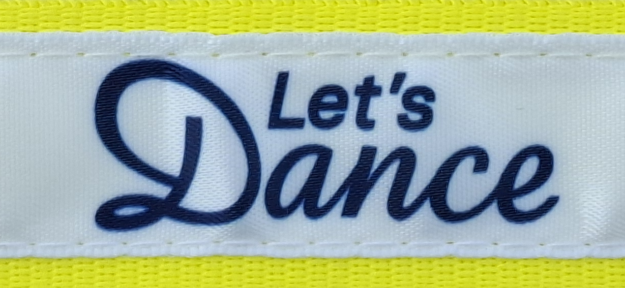 Weißes Etikett mit der Aufschrift "Let's Dance" auf gelbem Hintergrund.