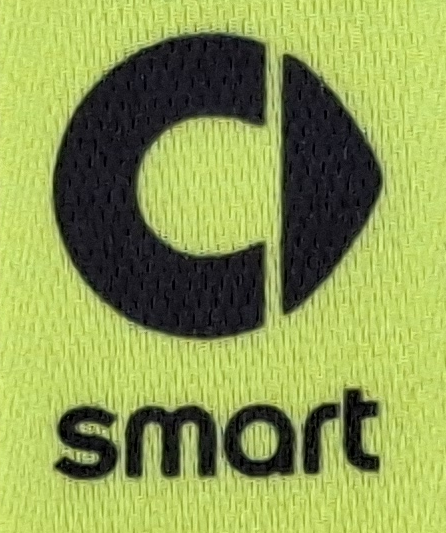 Logo der Marke "smart" auf einem hellgrünen Hintergrund mit stilisiertem 'C' und dem Schriftzug "smart".