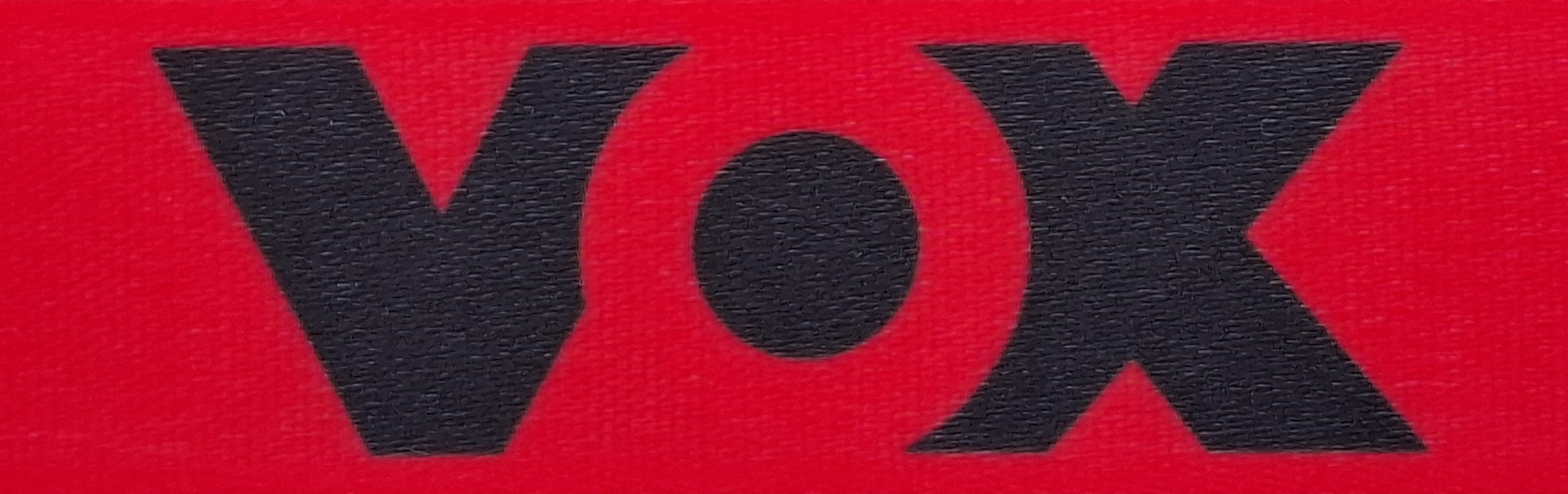Logo mit dem Schriftzug "VOX" in schwarzer Schrift auf rotem Hintergrund.