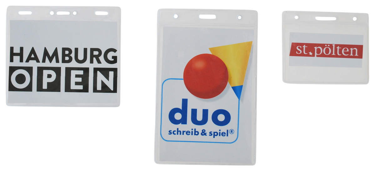 Drei Namensschilder: Hamburg Open, duo spiel, und st. pölten in transparenten Hüllen.