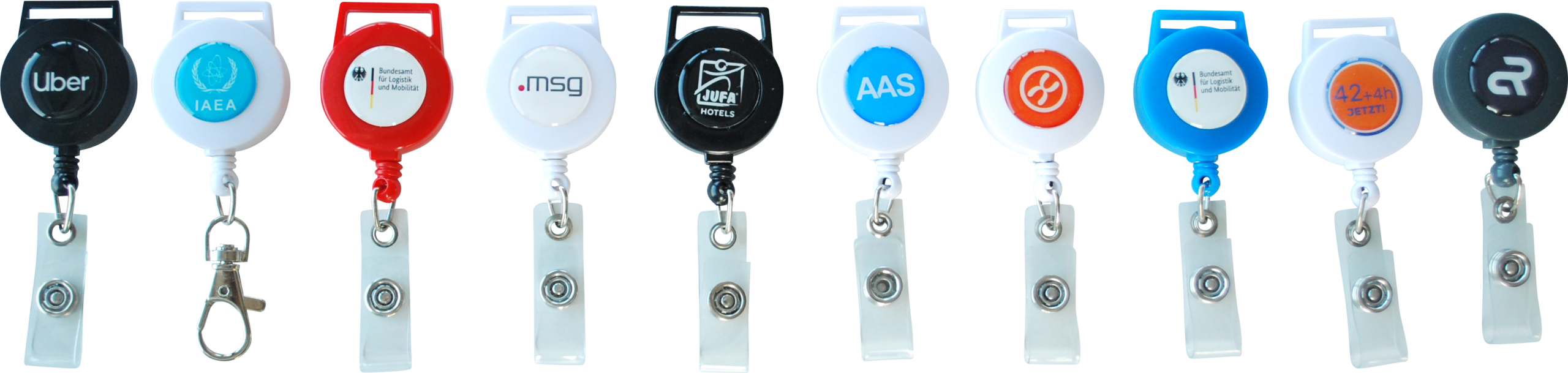 Reihung von Ausweishaltern verschiedener Marken und Organisationen auf einem weißen Hintergrund.