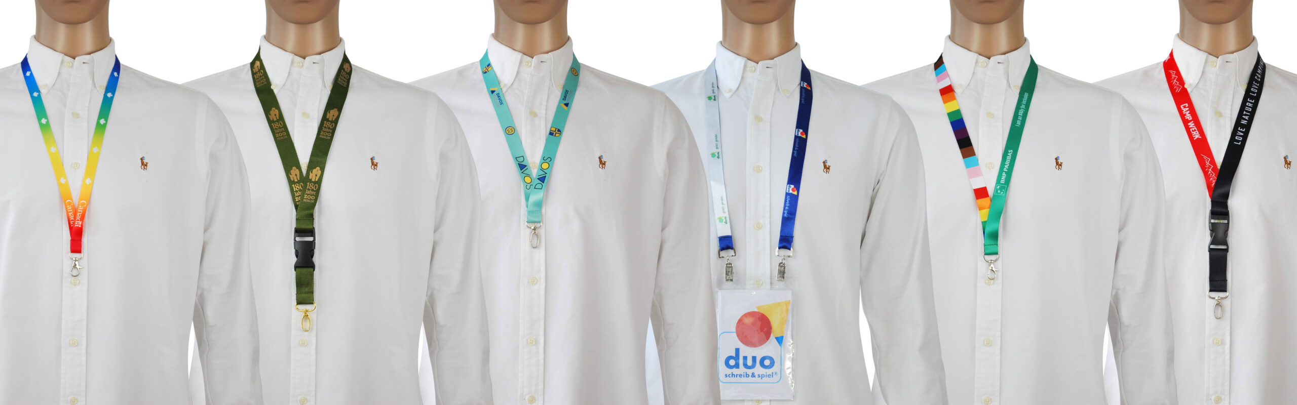 Sechs Shirts mit verschiedenen Lanyards, die an weißen Hemden hängen, in unterschiedlichen Farben und Designs.