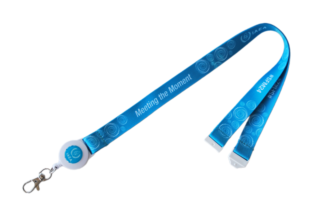 Ein blauer Ausweisband mit Aufschrift "Meeting the Moment" und dem Logo der IAEA.