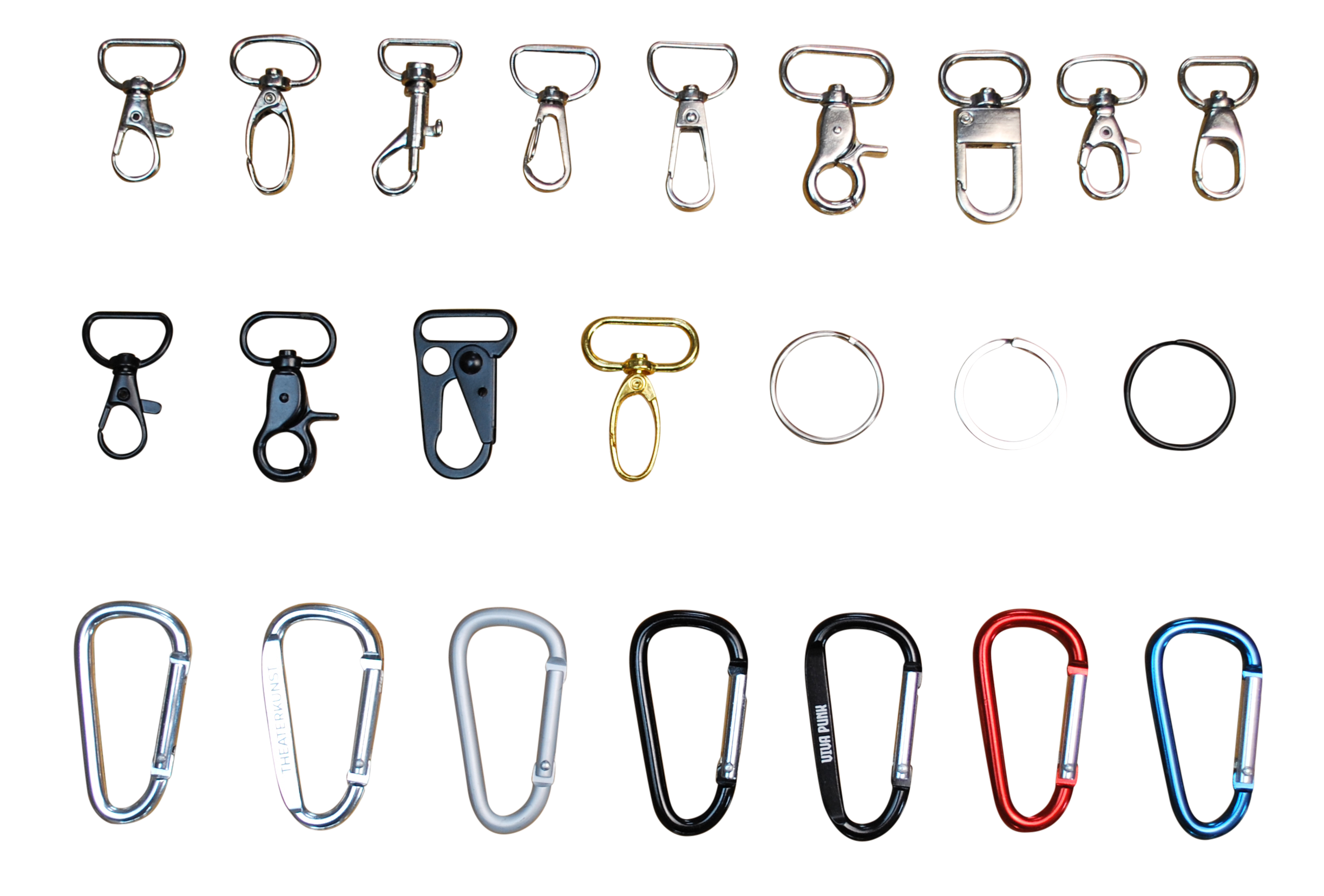 Eine Anordnung verschiedener Karabiner und Schnapphaken in verschiedenen Materialien und Farben auf schwarzem Hintergrund.