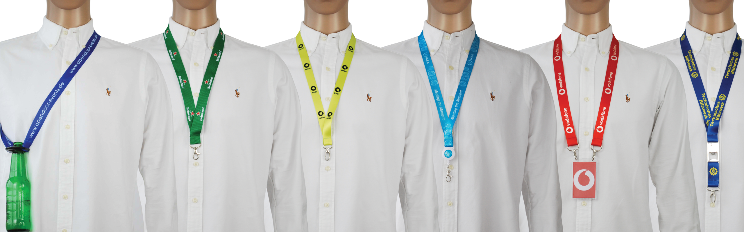Sechs mannequins tragen weiße Hemden mit unterschiedlichen Lanyards und einem grünen Flasche.
