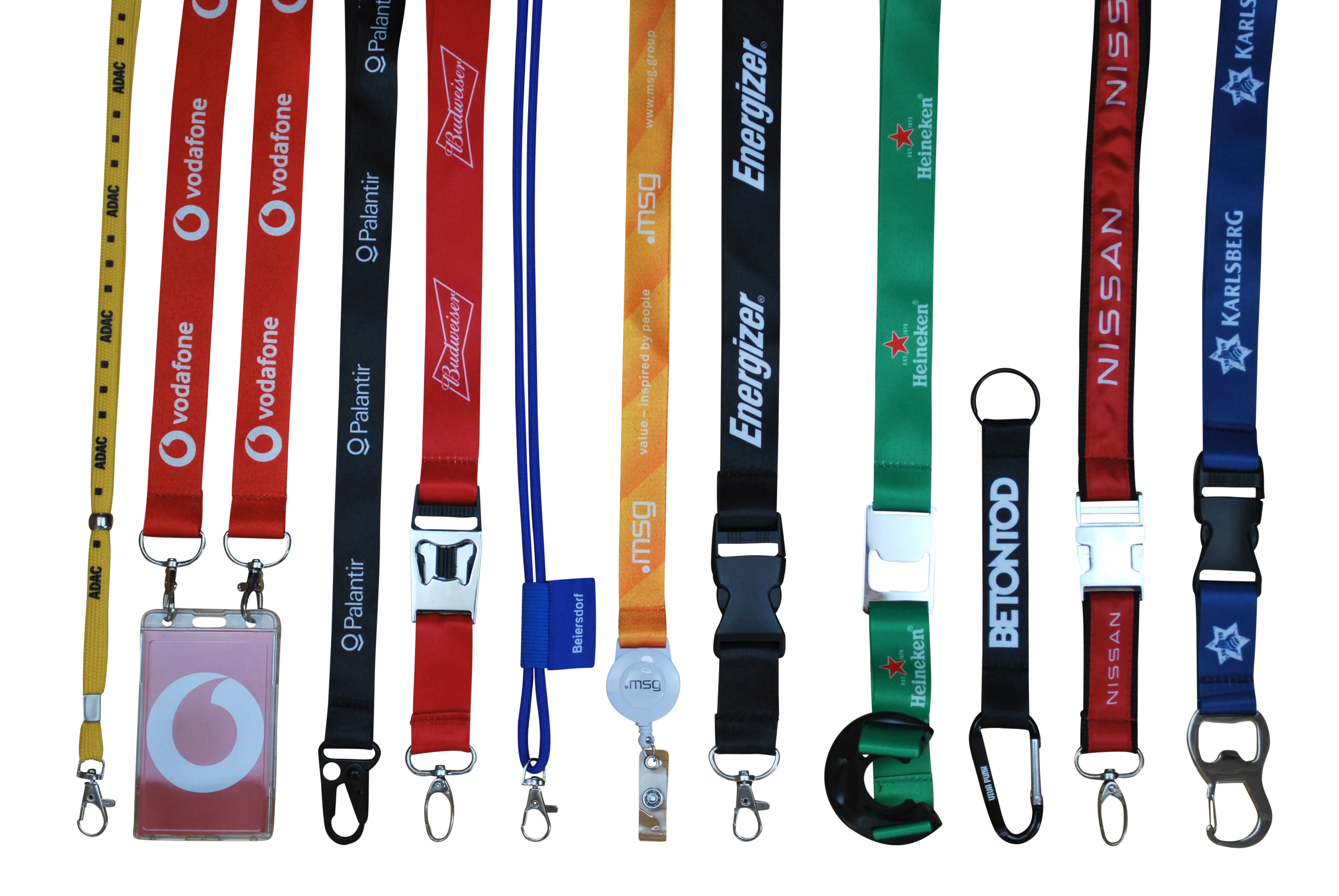 Mehrere farbige Lanyards mit verschiedenen Markenlogos und einem Namensschild hängen nebeneinander.