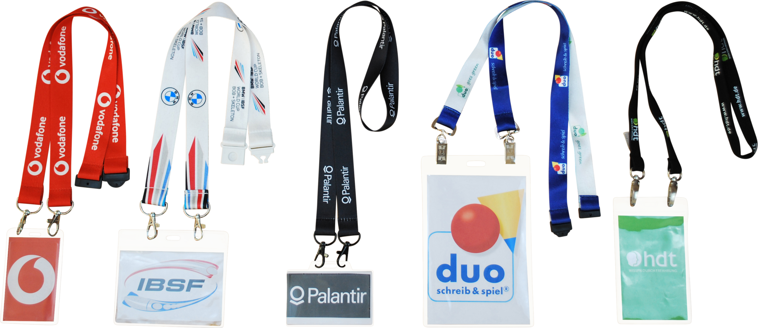 Sechs Lanyards mit Namensschildern verschiedener Unternehmen und Veranstaltungen in einer Reihe angeordnet.