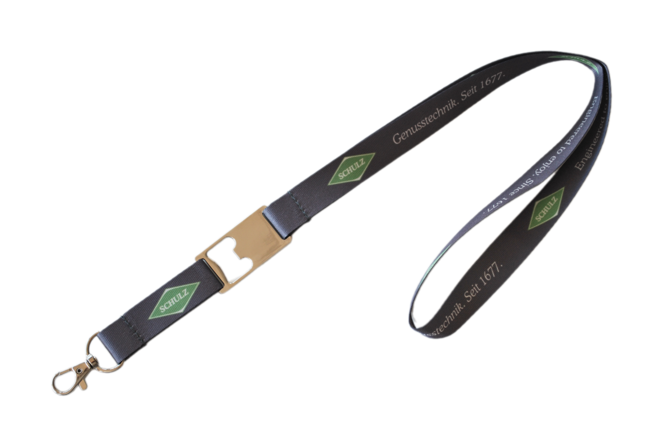 Schwarzer Schlüsselanhänger mit Metallclip und Aufdruck "Genusstechnik. Seit 1677." und "SCHULZ".