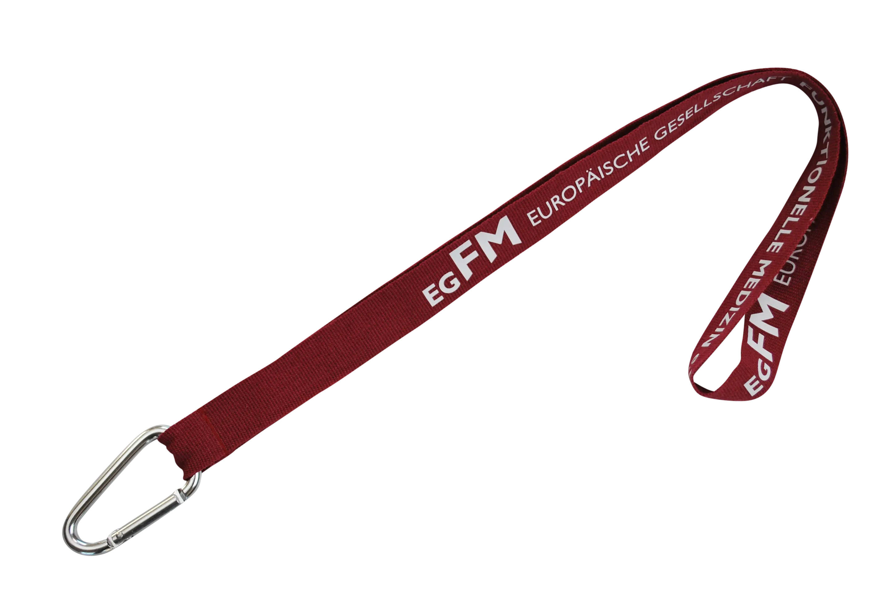 Ein roter Stofflanyard mit schwarzem Karabinerhaken und weißem Aufdruck „EG FM EUROPÄISCHE GESELLSCHAFT“.