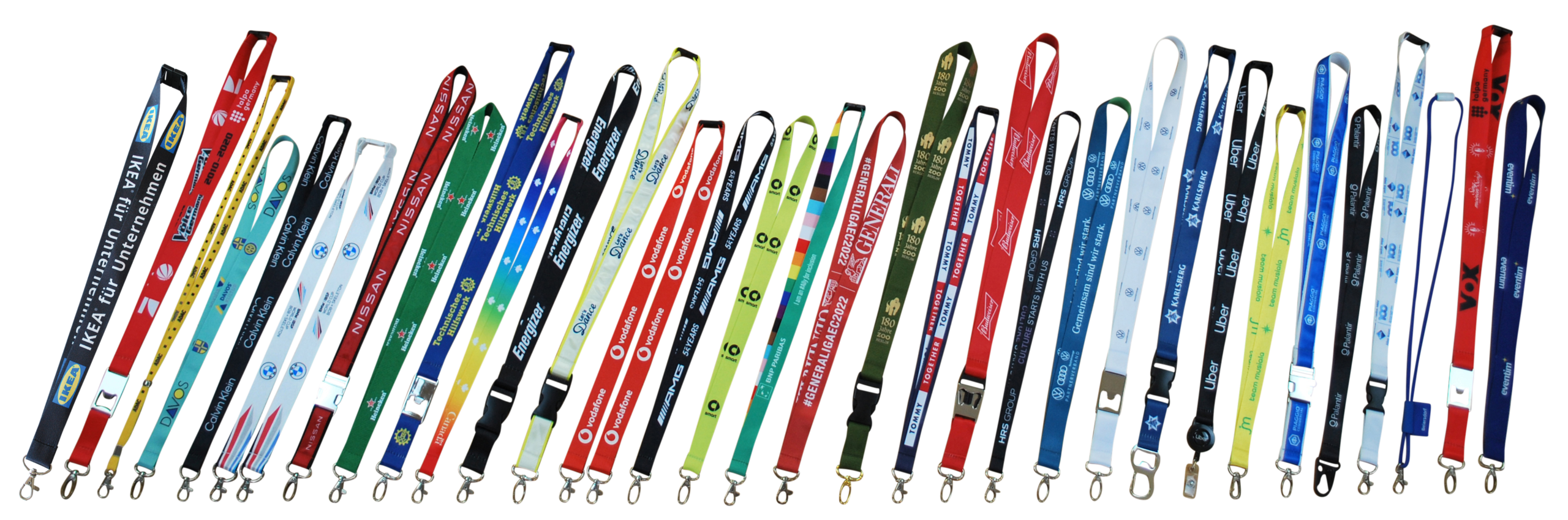 Eine Anordnung von Lanyards in verschiedenen Farben und mit unterschiedlichen Logos und Schriften.